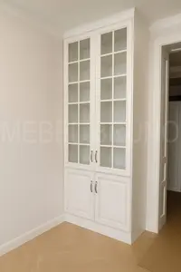 Шкаф на заказ №200/24 — Шкаф-витрина на заказ в классическом сти