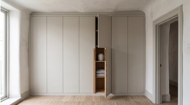 Неровные стены и мебель до потолка: аккуратные примыкания