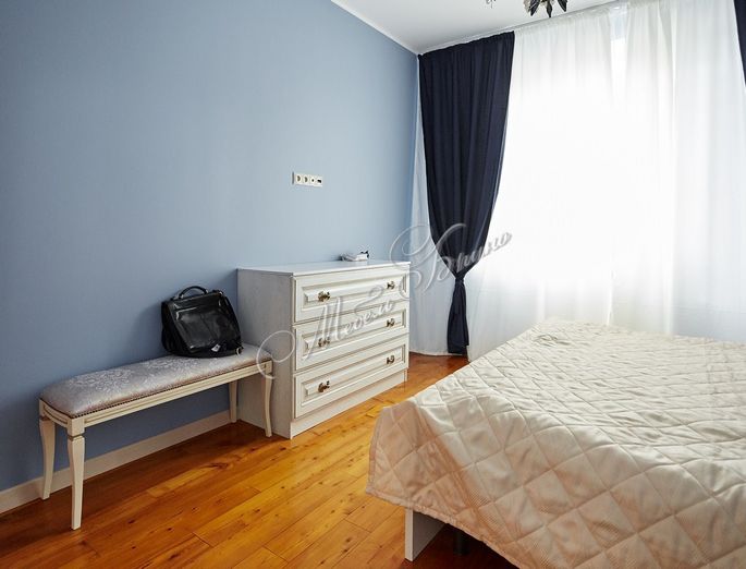 goods-items__image