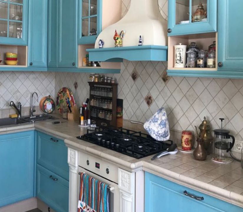 Частный проект мебели на заказ  “Яркий кантри"