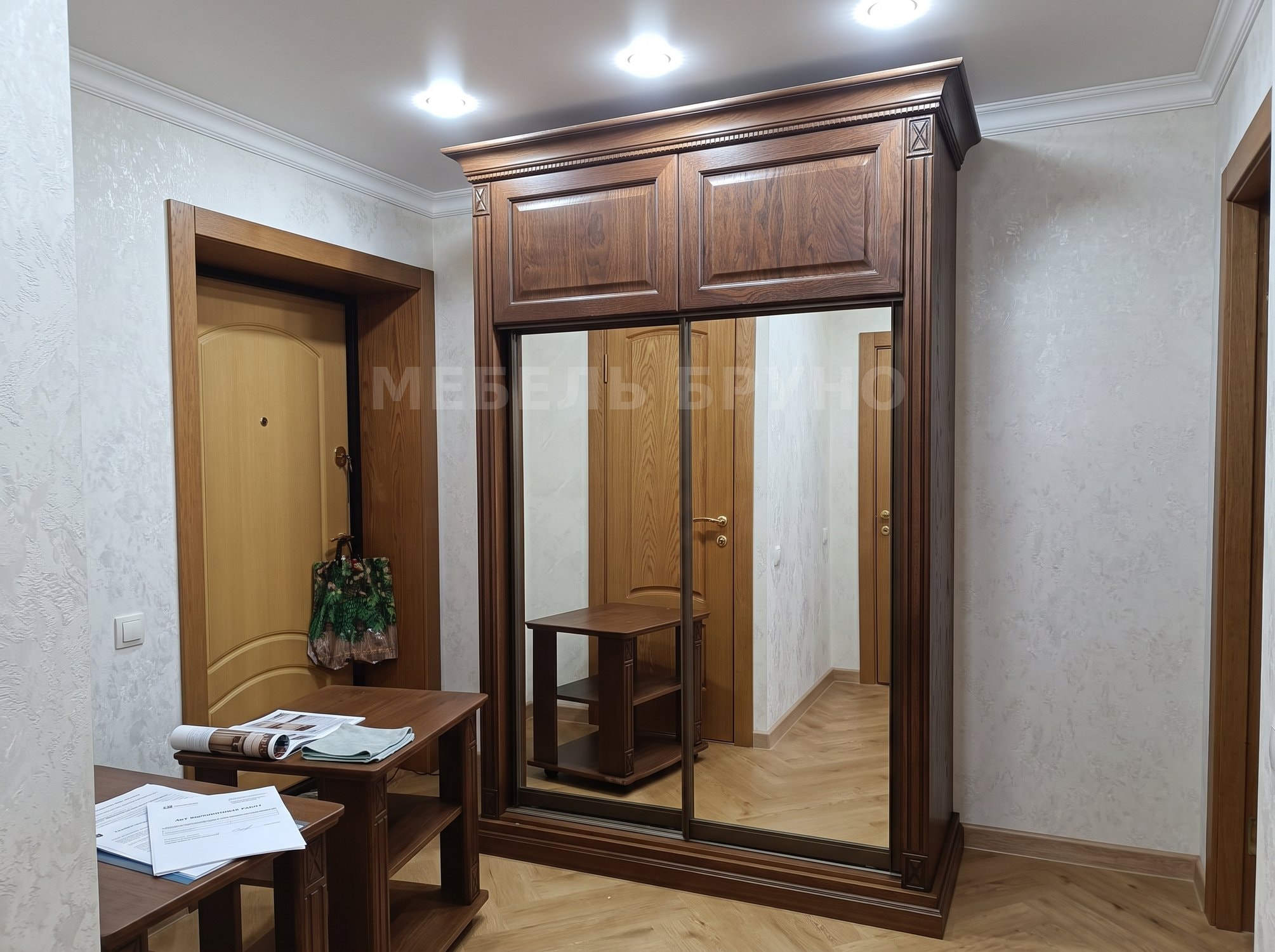 Работа BRUNO 253/26: шкаф в прихожей с закрытыми и зеркальными секциями.