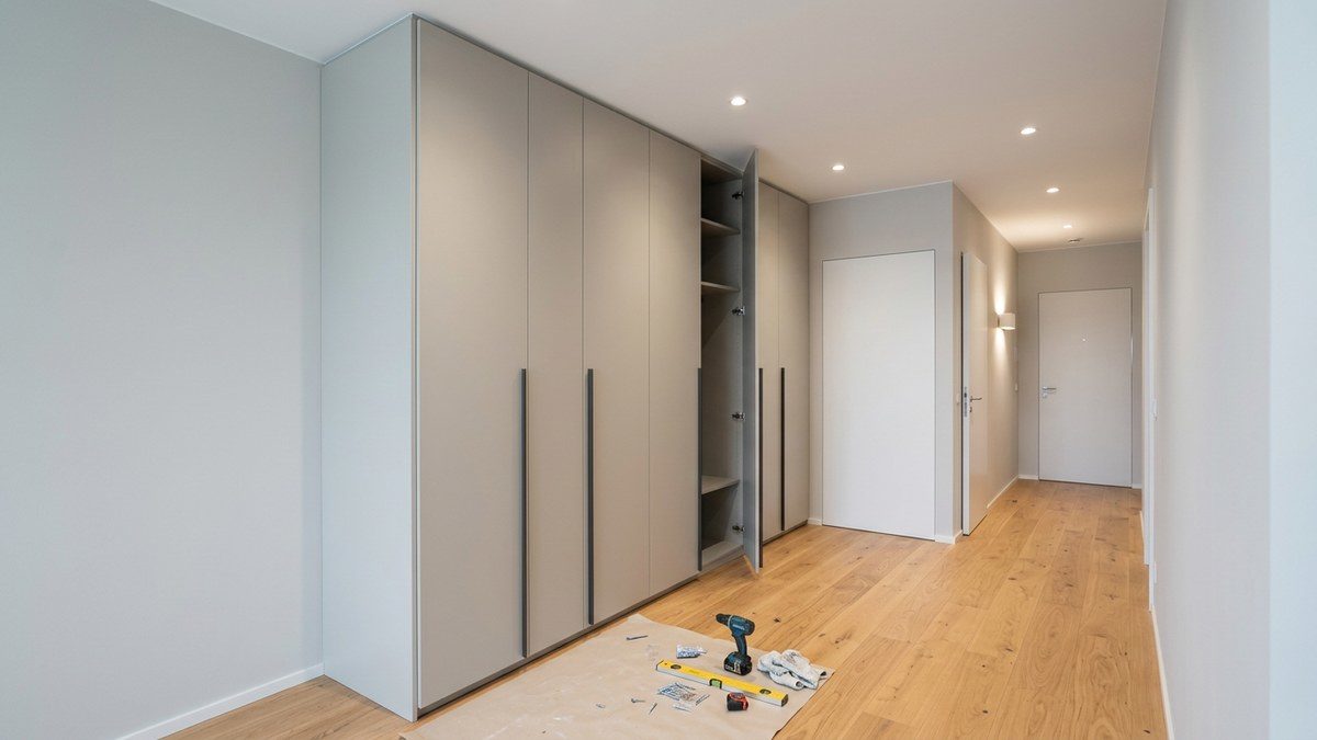 Монтаж встроенного шкафа до потолка Bruno